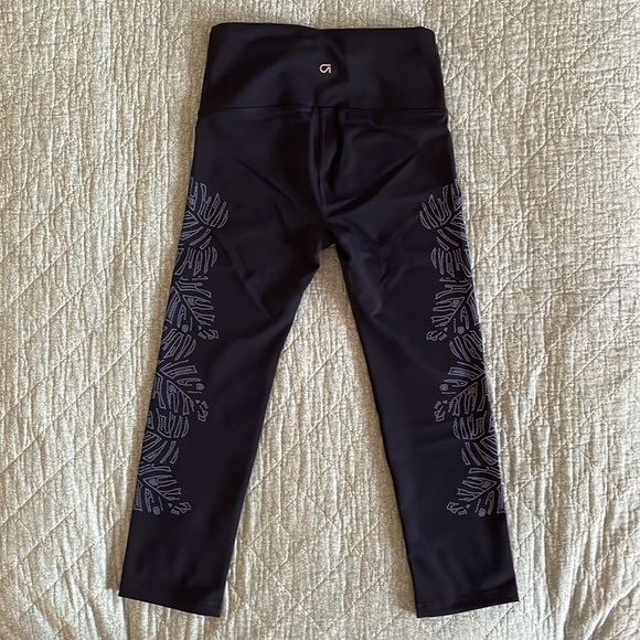 Gap Fit Navy Capri Leggings - Picture 2 of 8